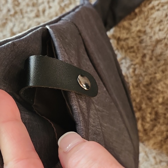 Gray sling bag by Wander+ - Picture 5 of 9